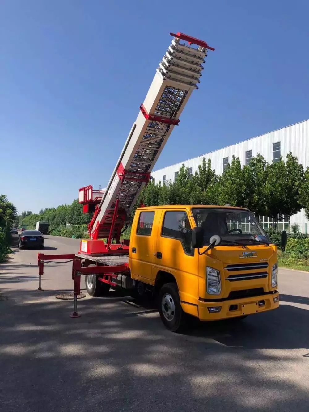 淅川附近的云梯车出租服务：轻松解决高空作业需求